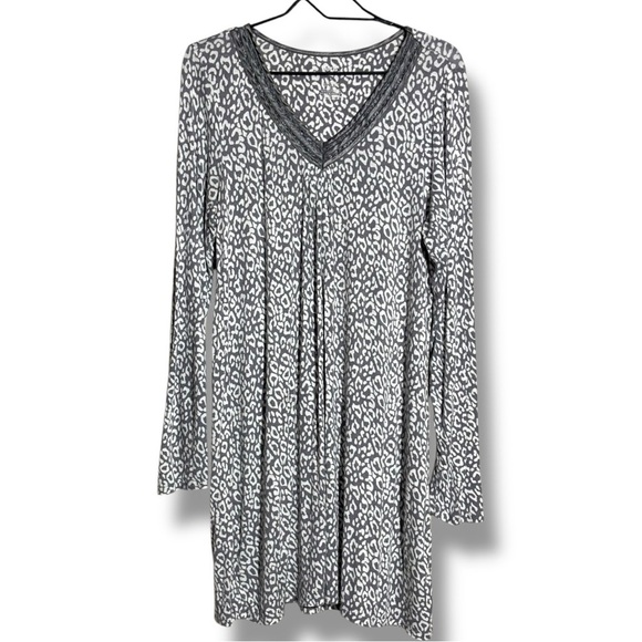 Apt. 9 Gray and White Leopard Print V-Neck Long Sleeve Loose Fit Mini Dress - Picture 10 of 14